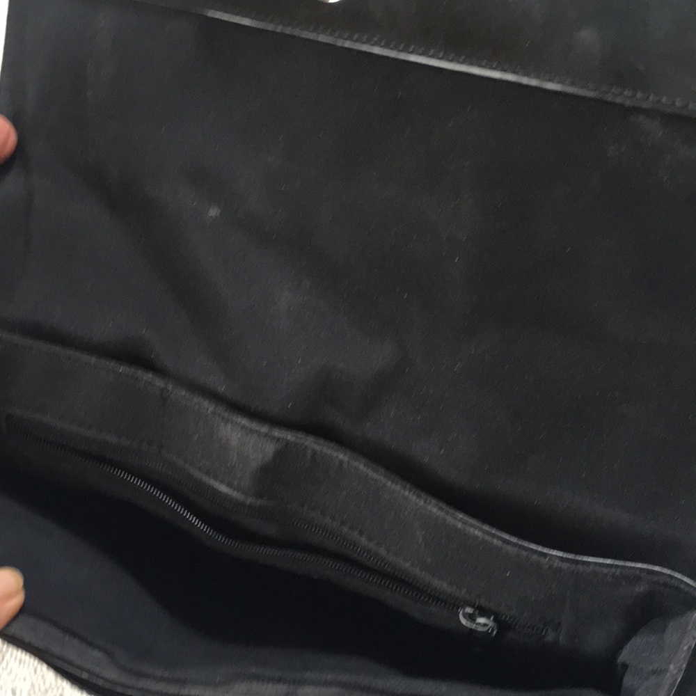 Black patent pvc shoulder purse. - Picture 5 of 5